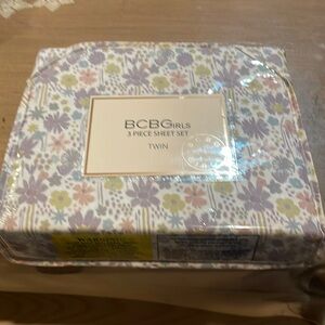 BCBGIRLS TWIN SHEET SET , includes 1  flat sheet , 1 fitted sheet 1 pillowcase